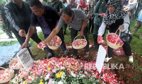 Sejumlah kerabat menaburkan bunga di makam anggota TNI Letkol CPM Dono Kuspriyanto setelah dimakamkan di Pemakaman Pahlawan Dreded Bogor, Jawa Barat, Rabu (26/12/2018). 