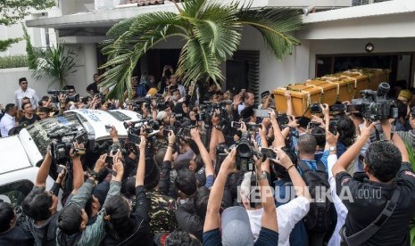 Sejumlah kerabat mengangkat peti jenazah almarhum KH Salahuddin Wahid atau Gus Sholah di rumah duka di kawasan Mampang Prapatan, Jakarta, Senin (3/2).