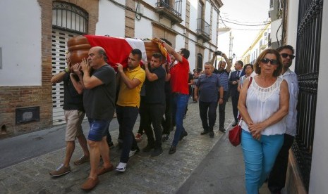 Sejumlah kerabat mengangkat peti mati pesepak bola Jose Antonio Reyes sebelum pemakaman di Sevilla, Senin (3/6). Reyes tewas dalam sebuah kecelakaan di jalan tol Sevilla pada Sabtu (1/6). 