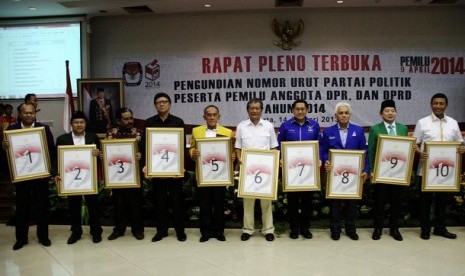 Sejumlah Ketua umum Partai berfoto bersama dengan membawa no urut usai Pengundian nomor urut parpol peserta Pemilu 2014 di Kantor KPU, Jakarta, Senin (14/1). 