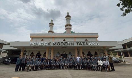 Ilustrasi tokoh berfoto di Pondok Modern Tazakka. Sehari-hari, KH Anang Rikza Masyhadi mengasuh para santri di pesantren tersebut.