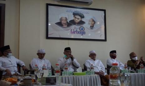 Sejumlah kiai sepuh Nahdlatul Ulama mendiskusikan protokol kesehatan pesantren.