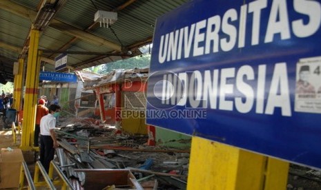   Sejumlah kios yang berhasil dibongkar petugas di Stasiun UI, Depok, Jawa Barat, Rabu (29/5).  (Republika/Rakhmawaty La'lang)