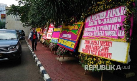 Sejumlah karangan bunga dikirim di depan Main Hall Mapolda Metro Jaya, Rabu (3/5). 