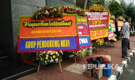 Sejumlah karangan bunga dikirim di depan Main Hall Mapolda Metro Jaya, Rabu (3/5). 