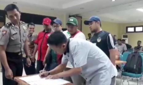 Sejumlah klub sepak bola peserta Liga 1, 2, dan 3 Indonesia menggelar pertemuan di Polda DIY. Manajer, panitia pelaksana sampai suporter terlibat menyatakan sikap bersama menjelang bergulirnya gelaran Liga Indonesia.