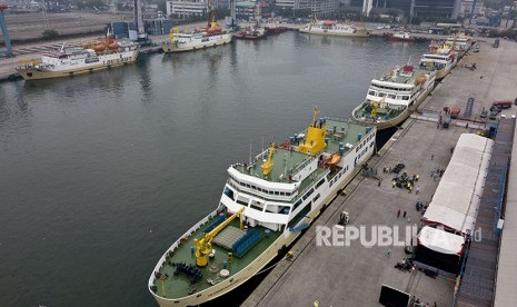 Sejumlah KM Sabuk Nusantara dan KM Camara Nusantara yang menjadi angkutan lebaran dalam mudik sepeda motor gratis naik kapal laut bersandar di Pelabuhan Penumpang Tanjung Priok, Jakarta, Selasa (12/6). 