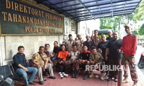 Sejumlah Kokam yang tengah mengawal pemanggilan Ketua Umum Pimpinan Pusat Pemuda Muhammadiyah Dahnil Anzar  Simanjuntak di Polda Metro Jaya sebagai saksi atas kasus Novel Baswedan. Senin (22/1).