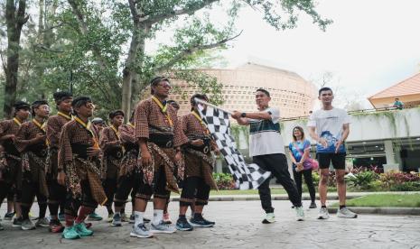 Sejumlah komunitas lari mengikuti NgabubuRun 5K di Taman Balekembang, Solo, Sabtu (23/3/2024).