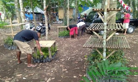 Sejumlah komunitas menggelar gerakan sebar dan tanam bibit pohon di sejumlah lokasi terdampak gempa di Lombok pada Rabu (21/11).