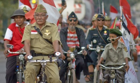 Sejumlah komunitas sepeda ontel memeriahkan pawai pembukaan Festival Kota Tua Ampenan, di Mataram, NTB, Jumat (25/8). 