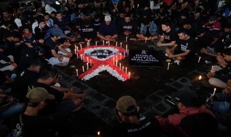 Sejumlah komunitas suporter sepak bola Pulau Dewata menggelar doa bersama bagi korban kerusuhan Stadion Kanjuruhan.