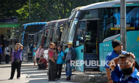 Sejumlah kondektur menunggu penumpang di Terminal Leuwi Panjang, Bandung, Jawa Barat, Jumat (23/4/2021). Terminal Leuwi Panjang mulai memberlakukan pengetatan terhadap penumpang yang akan keluar Kota Bandung atas dasar himbauan pemerintah yang melarang mudik lebaran 2021 sejak 22 April hingga 24 Mei 2021. 