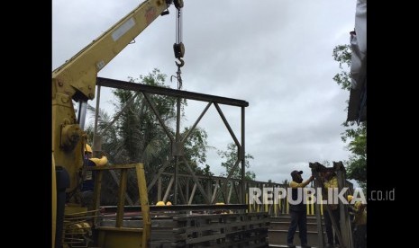 Sejumlah konstruksi jembatan bailey telah  terkirim di lokasi robohnnya Jembatan Cipatujah, Kecamatan Cipatujah,  Kabupaten Tasikmalaya, Jawa Barat. Mulai Jumat (9/11), sejumlah teknisi  mulai melakukan perakitan jembatan sementara tersebut.