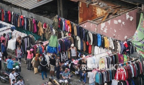 Sejumlah konsumen memilih pakaian cakar (cap karung) di depan pasar Proyek Senen Jakarta yang habis terbakar beberapa waktu lalu, Selasa (11/7). 