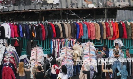 Sejumlah konsumen memilih pakaian cakar (cap karung) di depan pasar Proyek Senen Jakarta yang habis terbakar beberapa waktu lalu, Selasa (11/7)