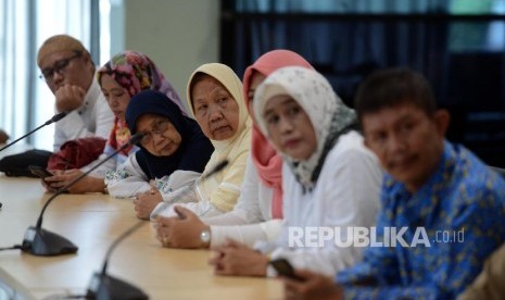 Sejumlah korban calon jamaah First Travel saat mengunjungi Kantor Inspektorat Kementerian Agama, Jakarta, Senin (28/1). 