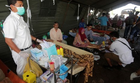 Sejumlah korban gempa dirawat di dalam tenda darurat, di Rumah Sakit Umum Daerah (RSUD) Tgk Chik Ditiro Sigli, Pidie, Aceh, Rabu (7/12). 