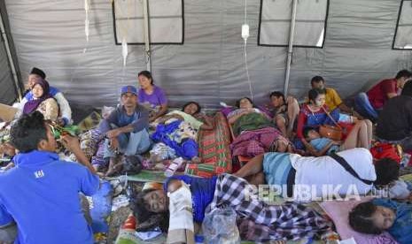 Sejumlah korban gempa dirawat di tenda di halaman RSUD Kabupaten Lombok Utara di Tanjung, NTB, Senin (6/8). 