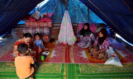 Sejumlah korban Gempa menempati tenda-tenda darurat yang berada di depan rumah mereka di desa Timang Gajah, Bener Mariah, Aceh Tengah, Rabu (10/7).