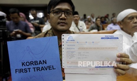 Sejumlah korban kasus penipuan dana Umroh First Travel menujukkan bukti pembayarannya saat melakukan audiensi kepada perwakilan Komisi VIII dan Fraksi PPP di Kompleks Parlemen, Jakarta, Jumat (18/8).