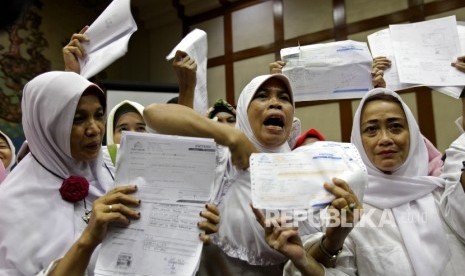 Sejumlah korban kasus penipuan dana Umroh First Travel menujukkan bukti pembayaran dana umrah mereka saat melakukan audiensi kepada perwakilan Komisi VIII dan Fraksi PPP di Kompleks Parlemen, Jakarta, Jumat (18/8).