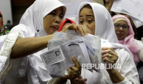 Sejumlah korban kasus penipuan dana Umroh First Travel menujukkan bukti pembayarannya saat melakukan audiensi kepada perwakilan Komisi VIII dan Fraksi PPP di Kompleks Parlemen, Jakarta, Jumat (18/8).