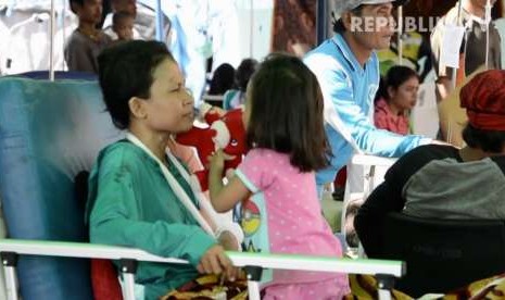 Sejumlah korban luka akibat gempa Lombok sedang menjalani perawatan media di pengungsian.