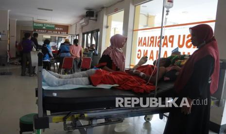 Sejumlah korban luka bakar letusan Gunung Semeru dirawat di RSUD Pasirian, Lumajang, Jawa Timur, Ahad (5/12/2021). Badan Nasional Penanggulangan Bencana (BNPB) merilis data per 5 Desember 2021 terdapat 13 korban meninggal dunia dan 98 orang terluka dalam bencana letusan Gunung Semeru. 