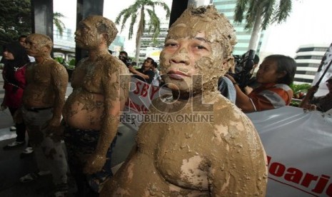  Sejumlah korban lumpur Lapindo yang tergabung dalam Konsorsium Pembaruan Agraria melakukan aksi teatrikal di Gedung KPK, Jakarta, Rabu (29/5). (Republika/Adhi Wicaksono)