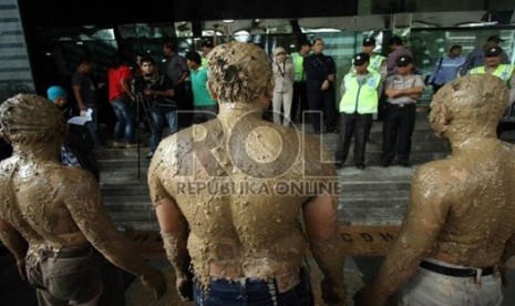  Sejumlah korban lumpur Lapindo yang tergabung dalam Konsorsium Pembaruan Agraria melakukan aksi teatrikal di Gedung KPK, Jakarta, Rabu (29/5). (Republika/Adhi Wicaksono)