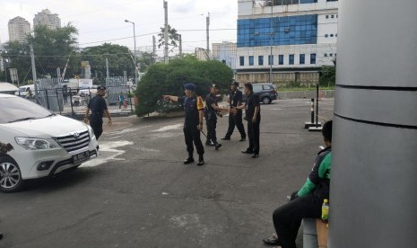 Sejumlah Korps Brigade Mobil (Brimob) nampak berjaga di WTC Mangga Dua, Jakarta Utara, Selasa (23/4). 