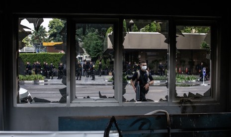 Sejumlah Korps Brimob beraktivitas di dekat Pos Polisi yang rusak pascakerusuhan di Jalan MH Thamrin, Jakarta, Kamis (23/5/2019). 