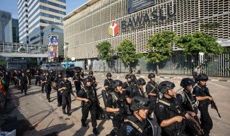 Sejumlah Korps Brimob beraktivitas di depan gedung Bawaslu pascakerusuhan di Jalan MH Thamrin, Jakarta, Kamis (23/5/2019). 