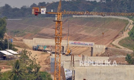 Sejumlah krane masih terpasang di lokasi pembangunan jembatan Kali Kenteng, di wilayah Kecamatan Susukan, Kabupaten Semarang, di ruas tol fungsional Salatiga- Kartasura yang belum rampung, Selasa (5/6). di lokasi ini, ruas tol fungsional harus melalui jalur darurat yang disiapkan di bawah pilar- pilar penyangga jembatan  ini.