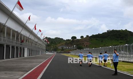 Sejumlah kru Gresini Racing Team berjalan di depan paddock saat sesi tes pramusim MotoGP 2022 di Pertamina Mandalika International Street Circuit, Lombok Tengah, NTB, Kamis (10/2/2022). Sesi tes pramusim di sirkuit Mandalika tersebut akan berlangsung hingga Minggu (13/2/2022).