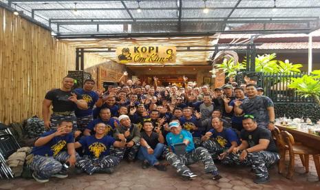 Sejumlah kru kapal selam Nanggala 402 berfoto bersama beberapa hari jelang latihan