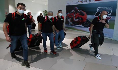 Sejumlah kru MotoGP dari Tim Ducati bersiap terbang ke Lombok usai melakukan tes usap PCR di Terminal 3 Bandara Soekarno Hatta, Tangerang, Banten, Senin (14/3/2022). Sebanyak 2.500 kru tim MotoGP sudah tiba di Indonesia dan sebagian sudah bertolak ke Lombok untuk persiapan mengikuti MotoGP seri kedua yakni Pertamina Grand Prix of Indonesia di Pertamina Mandalika International Street Circuit.