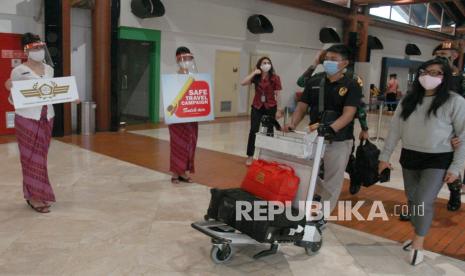 Kasus Covid-19 Hingga Hari Ini Bertambah 2.277. Sejumlah kru pesawat melakukan kampanye keselamatan bepergian dengan pesawat Safe Travel Campaign, di Terminal 2 Bandara Soekarno Hatta, Tangerang, Banten, Sabtu (8/8/2020). Kampanye yang digagas oleh Indonesia National Air Carriers Association (INACA) yang bekerjasama dengan PT Angkasa Pura II, Batik Air anggota Lion Air Group serta Perhimpunan Hotel dan Restoran Indonesia (PHRI) bertujuan untuk meyakini masyarakat bahwa menggunakan trasnsportasi udara, untuk melakukan perjalanan wisata khususnya di Indonesia, kesemuanya sudah menerapkan protokol kesehatan yang sangat ketat dalam pencegahan penularan COVID-19. 