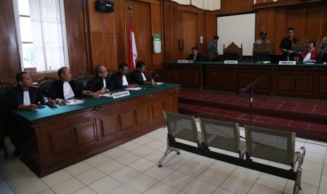 Sejumlah kuasa hukum dari Ketua Kamar Dagang dan Industri (Kadin) Jatim La Nyalla Mattalitti mengikuti sidang praperadilan di Pengadilan Negeri Surabaya, Jawa Timur, Selasa (12/4). 