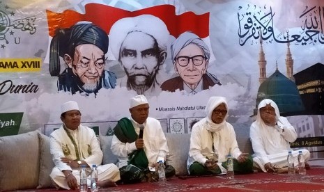 Sejumlah kyai dan ulama memimpin istighotsah dan doa untuk KH Maimoen Zubair, dalam acara Silaturahim NU se-Dunia yang digelar di Hotel Al-Tayseer, Jarwal, Makkah, Kamis (8/8). Acara ini menjadi ajang silaturahim pengurus dan warga NU yang sedang melaksanakan ibadah haji. 