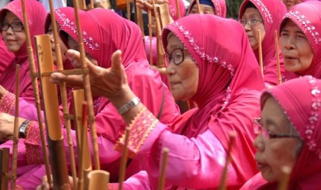 Sejumlah Lansia memainkan pertunjukan alat musik tradisional angklung dalam peringatan hari lanjut Usia nasional (HLUN) ke-XVIII di Panti Sosial Bina Insan Bangun Daya Cipayung, Jakarta Timur, Rabu (18/6).(Republika/Rakhmawaty La'lang)