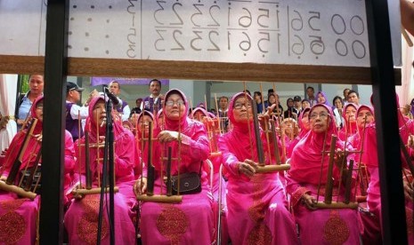 Sejumlah Lansia memainkan pertunjukan alat musik tradisional angklung dalam peringatan hari lanjut Usia nasional (HLUN) ke-XVIII di Panti Sosial Bina Insan Bangun Daya Cipayung, Jakarta Timur, Rabu (18/6).(Republika/Rakhmawaty La'lang)