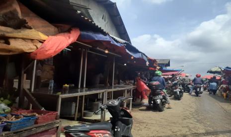 Sejumlah lapak daging sapi di Pasar Ciputat, Tangerang Selatan tampak kosong. Upaya revitalisasi gedung Pasar Ciputat akhirnya selesai setelah sekitar dua tahun dilakukan pembenahan. 