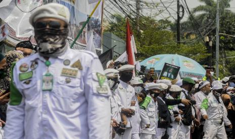 Sejumlah laskar melakukan pengamanan saat menunggu kedatangan Imam Besar Front Pembela Islam (FPI) Habib Rizieq Shihab di kawasan Petamburan, Jakarta, Selasa (10/11). Habib Rizieq Shihab kembali ke tanah air setelah berada di Arab Saudi selama tiga setengah tahun.