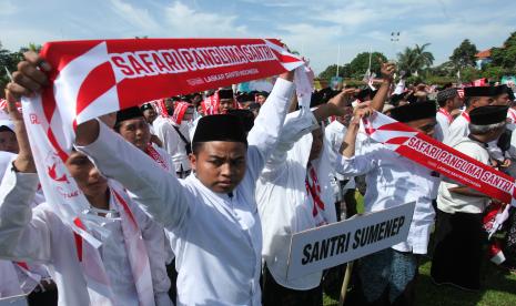 Sejumlah laskar santri mengikuti apel di Tugu Pahlawan, Surabaya, Jawa Timur, Sabtu (22/10/2022). Apel itu untuk memperingati Hari Santri Nasional yang bertema Berdaya Menjaga Martabat Kemanusiaan. 