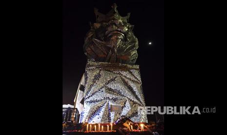 Sejumlah lilin dinyalakan di depan Patung Singa Stadion Kanjuruhan, Malang, jawa Timur, Minggu (2/10/2022). Sejumlah suporter Arema FC dan warga menyalakan lilin di depan Patung Singa Stadion Kanjuruhan sebagai bentuk duka cita atas jatuhnya korban dalam kerusuhan yang terjadi di stadion itu. 