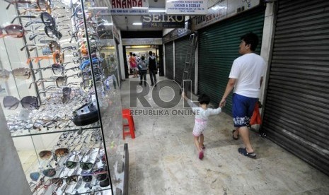  Sejumlah los pertokoan masih tutup di Pasar Senen, Jakarta, Sabtu (10/8).  (Republika/ Wihdan)