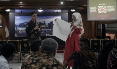 Sejumlah mahasiswa asing Lembaga Bahasa Indonesia bagi Penutur Asing (BIPA) tengah belajar membatik di Universitas Muhammadiyah Malang (UMM).