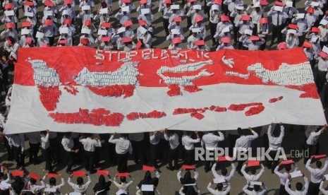  Indonesia Ini Amanat, Begini Perintah Agama. Foto ilustrasi: Sejumlah mahasiswa baru Universitas Dr Soetomo membentangkan selembar kain dengan peta Indonesia yang tersusun dari botol plastik di halaman kampus Universitas Dr Soetomo, di Surabaya, Jawa Timur, Senin (26/8/2019). 